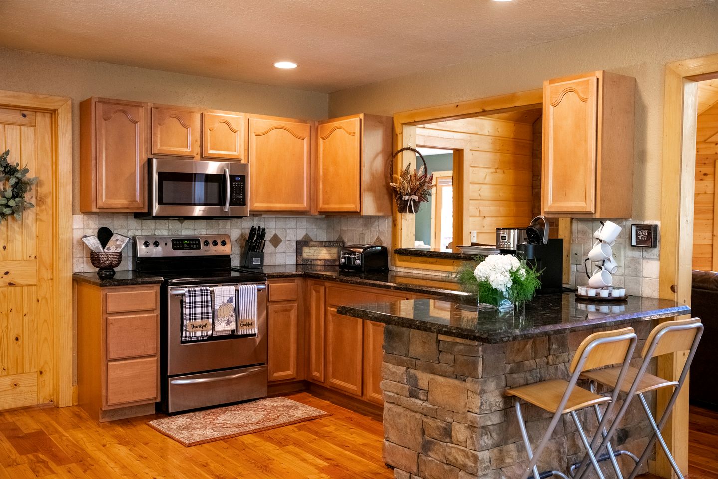 Fantastic Cabin with Fire Pit, Hot-tub and Fireplace in Sautee Nacoochee, Georgia