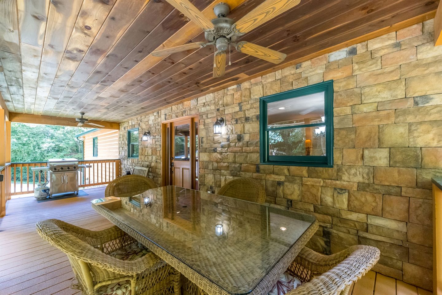 Fantastic Cabin with Fire Pit, Hot-tub and Fireplace in Sautee Nacoochee, Georgia