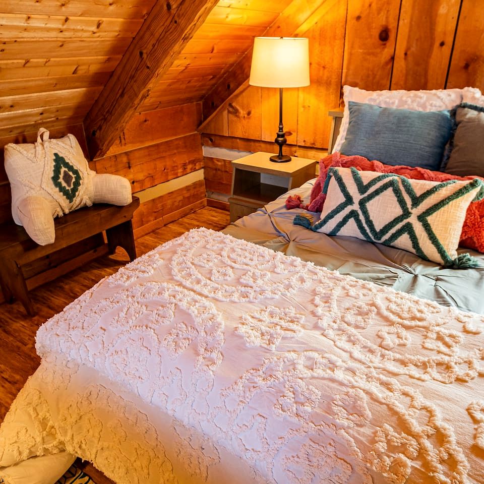 Fantastic Cabin with Fire Pit and Stunning Forest Views in Sevierville, Tennessee