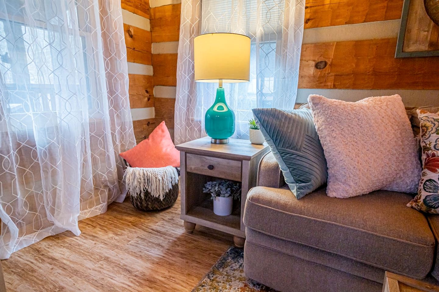 Fantastic Cabin with Fire Pit and Stunning Forest Views in Sevierville, Tennessee