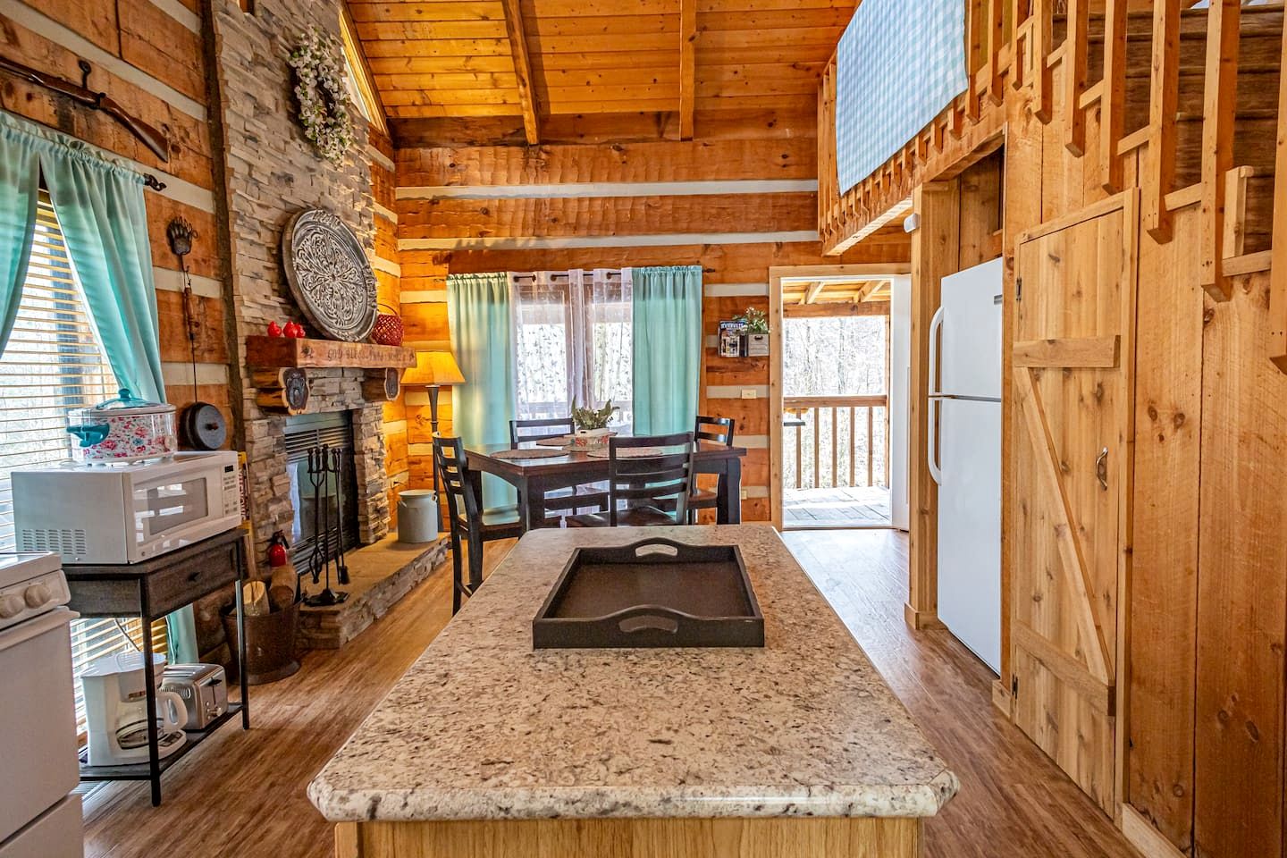 Fantastic Cabin with Fire Pit and Stunning Forest Views in Sevierville, Tennessee