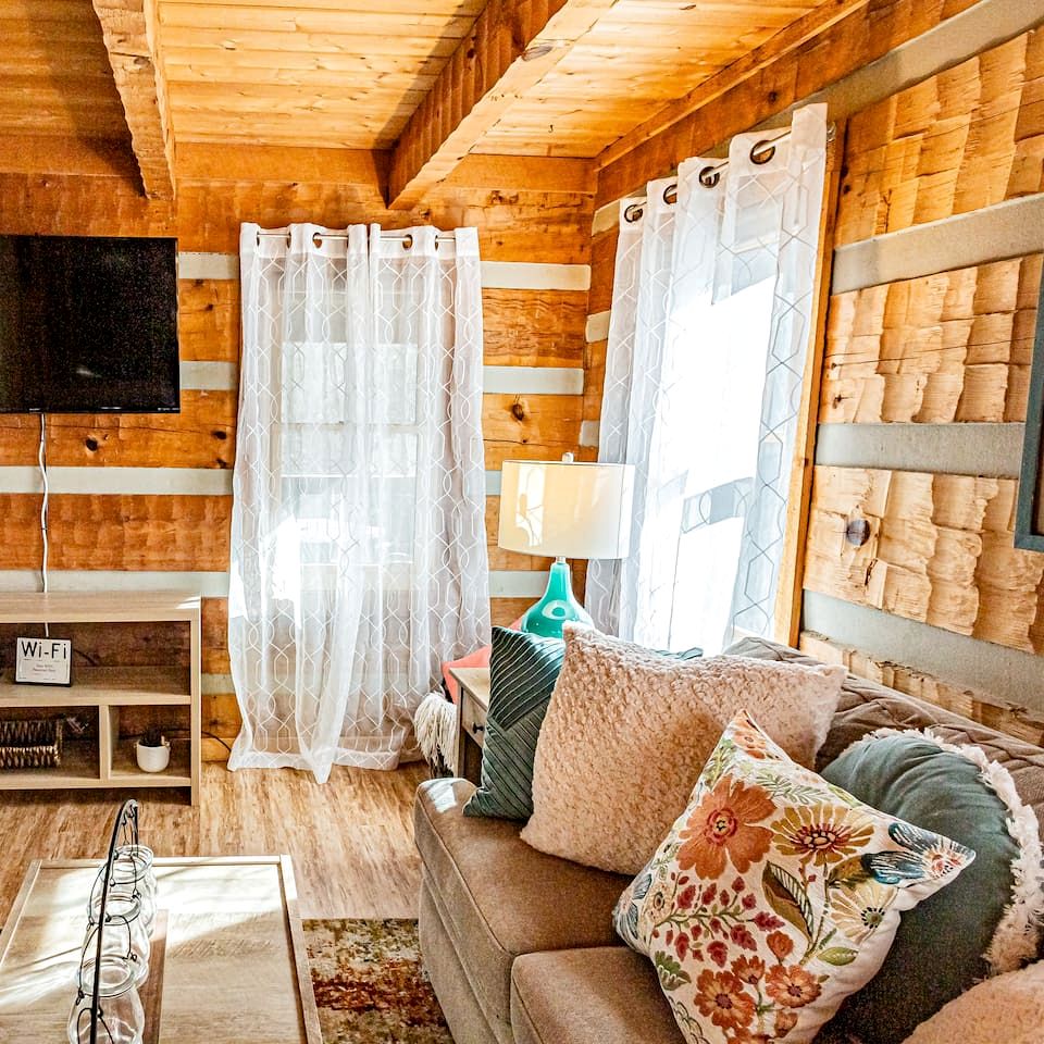 Fantastic Cabin with Fire Pit and Stunning Forest Views in Sevierville, Tennessee