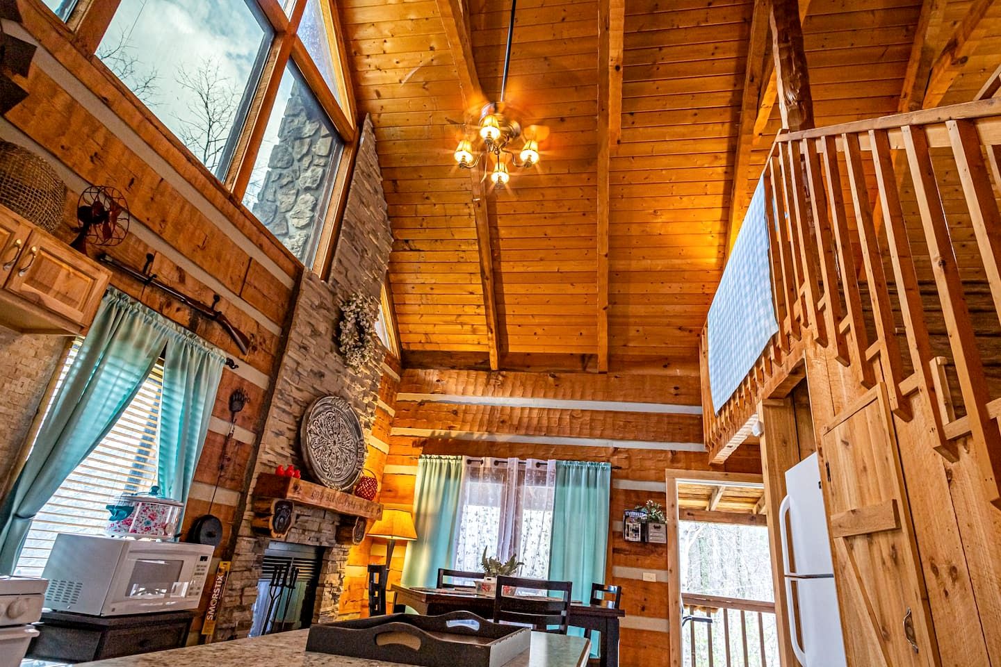 Fantastic Cabin with Fire Pit and Stunning Forest Views in Sevierville, Tennessee