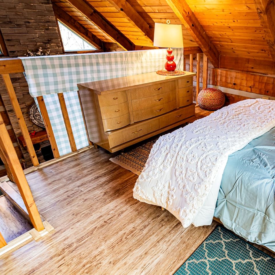 Fantastic Cabin with Fire Pit and Stunning Forest Views in Sevierville, Tennessee
