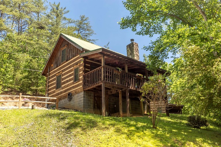 Fantastic Cabin with Fire Pit and Stunning Forest Views in Sevierville, Tennessee