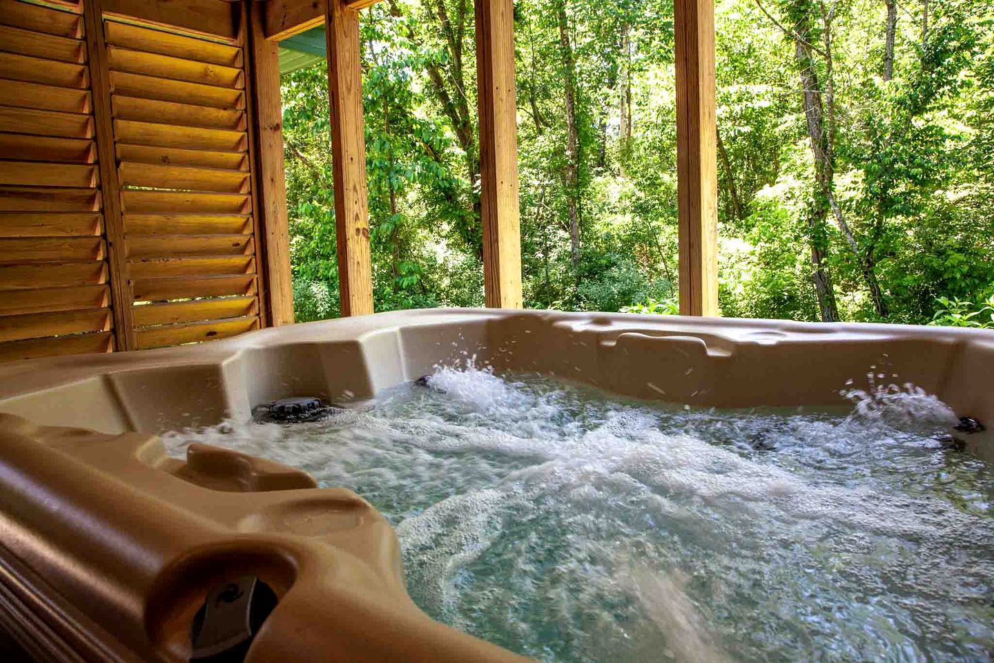 Fantastic Cabin with Fireplace and Hot-tub in Herod, Illinois