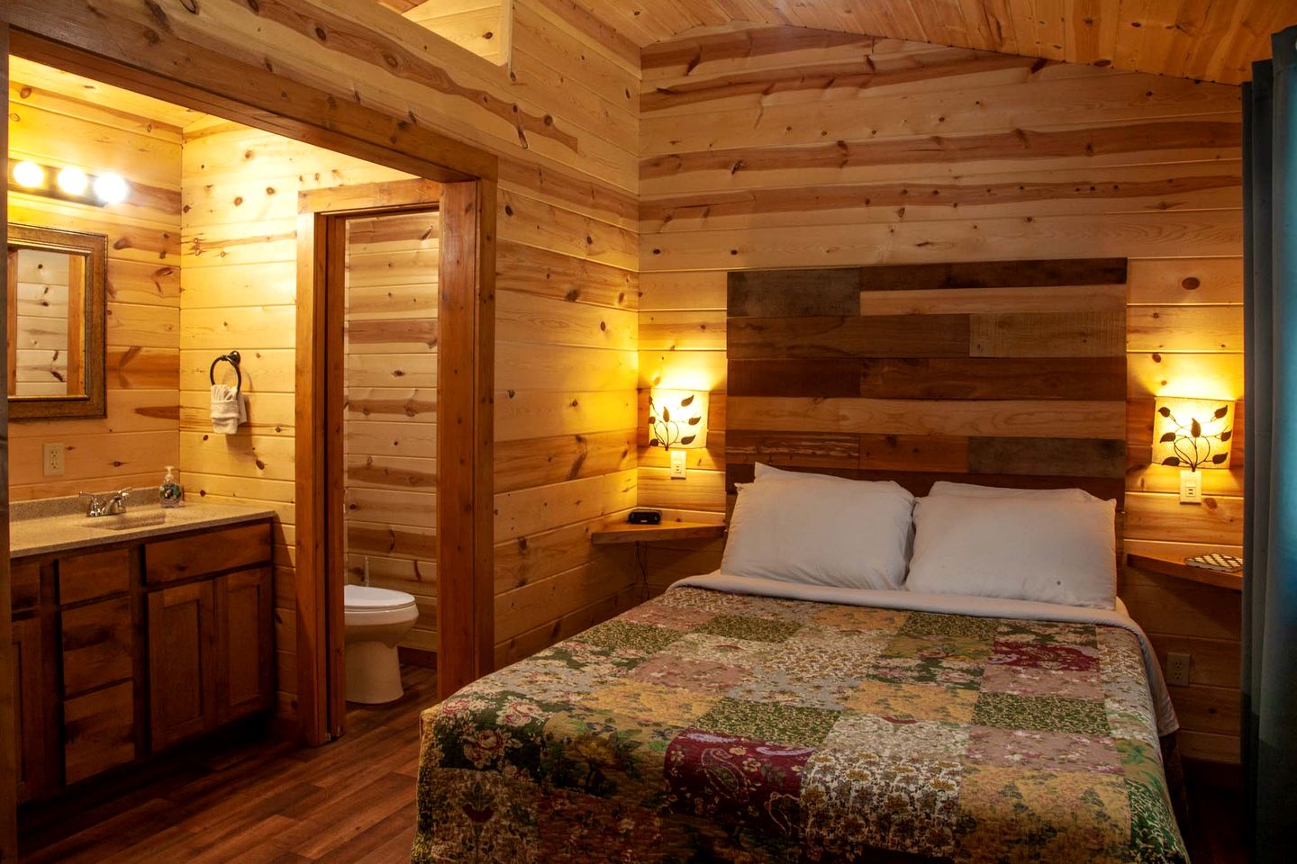 Fantastic Cabin with Fireplace and Hot-tub in Herod, Illinois
