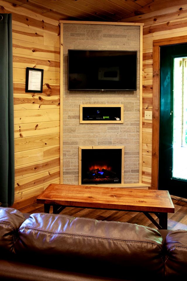 Fantastic Cabin with Fireplace and Hot-tub in Herod, Illinois