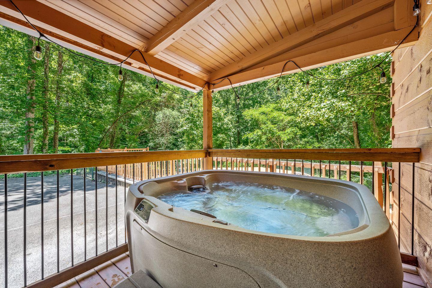 Fantastic Cabin with Hot-Tub Perfect for a Getaway in Sevierville, Tennessee