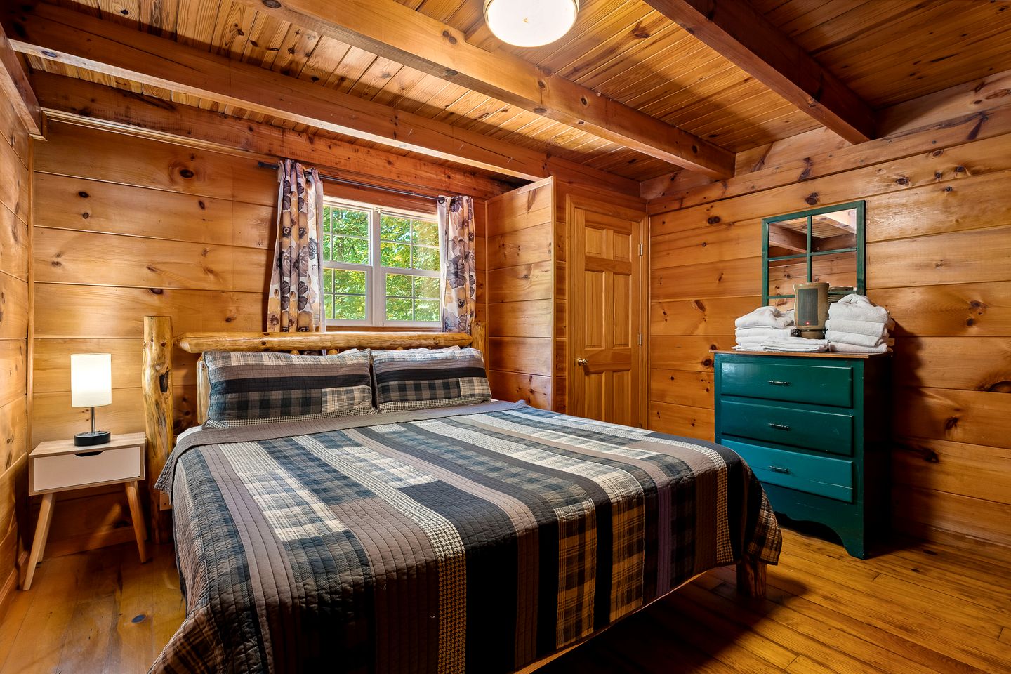 Fantastic Cabin with Hot-Tub Perfect for a Getaway in Sevierville, Tennessee