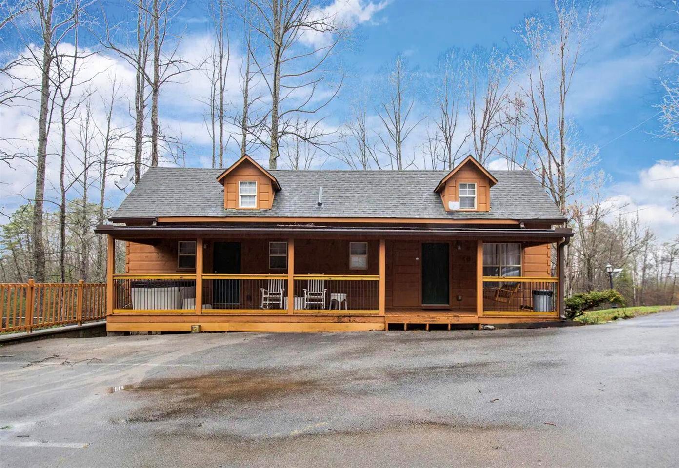 Fantastic Cabin with Hot-Tub Perfect for a Getaway in Sevierville, Tennessee