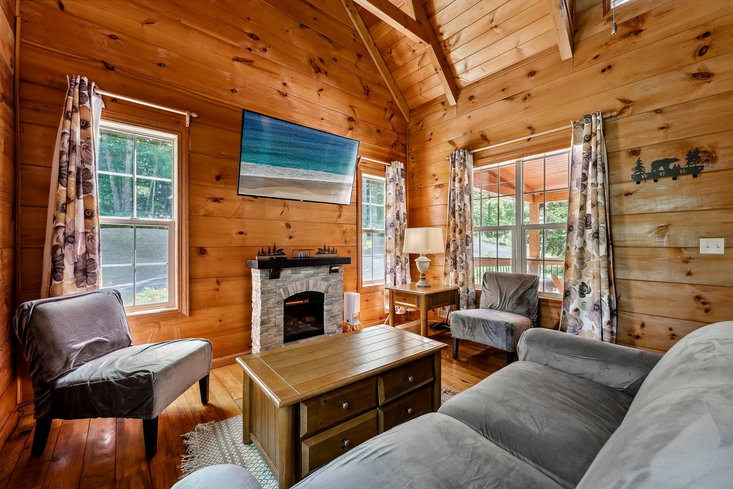 Fantastic Cabin with Hot-Tub Perfect for a Getaway in Sevierville, Tennessee