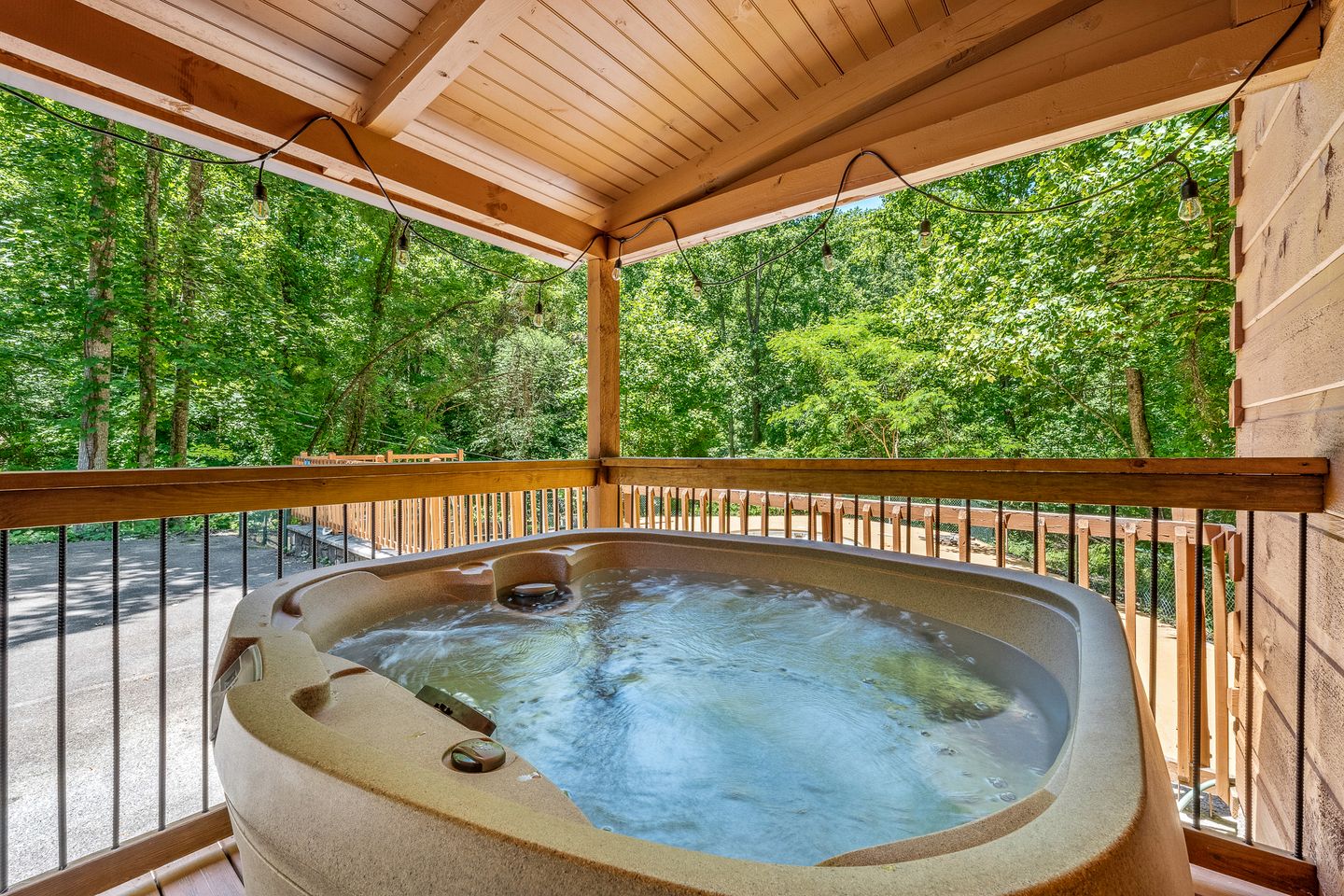 Fantastic Cabin with Hot-Tub Perfect for a Getaway in Sevierville, Tennessee