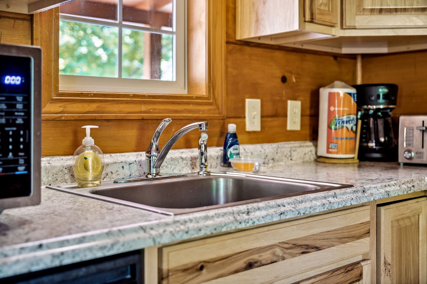 Fantastic Cabin with Hot-Tub Perfect for a Getaway in Sevierville, Tennessee