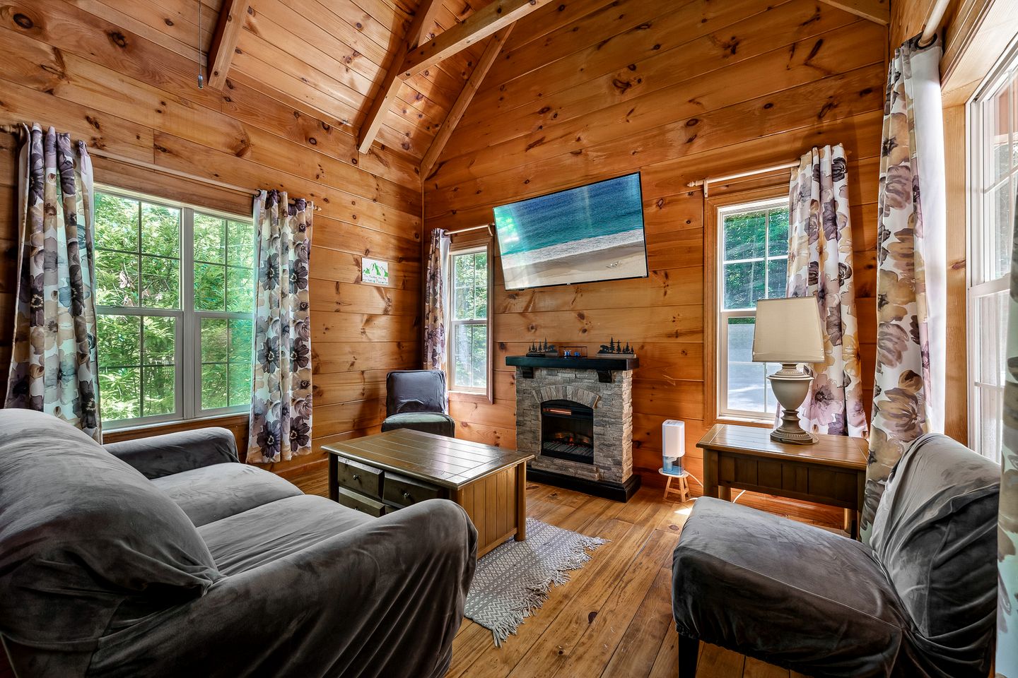 Fantastic Cabin with Hot-Tub Perfect for a Getaway in Sevierville, Tennessee
