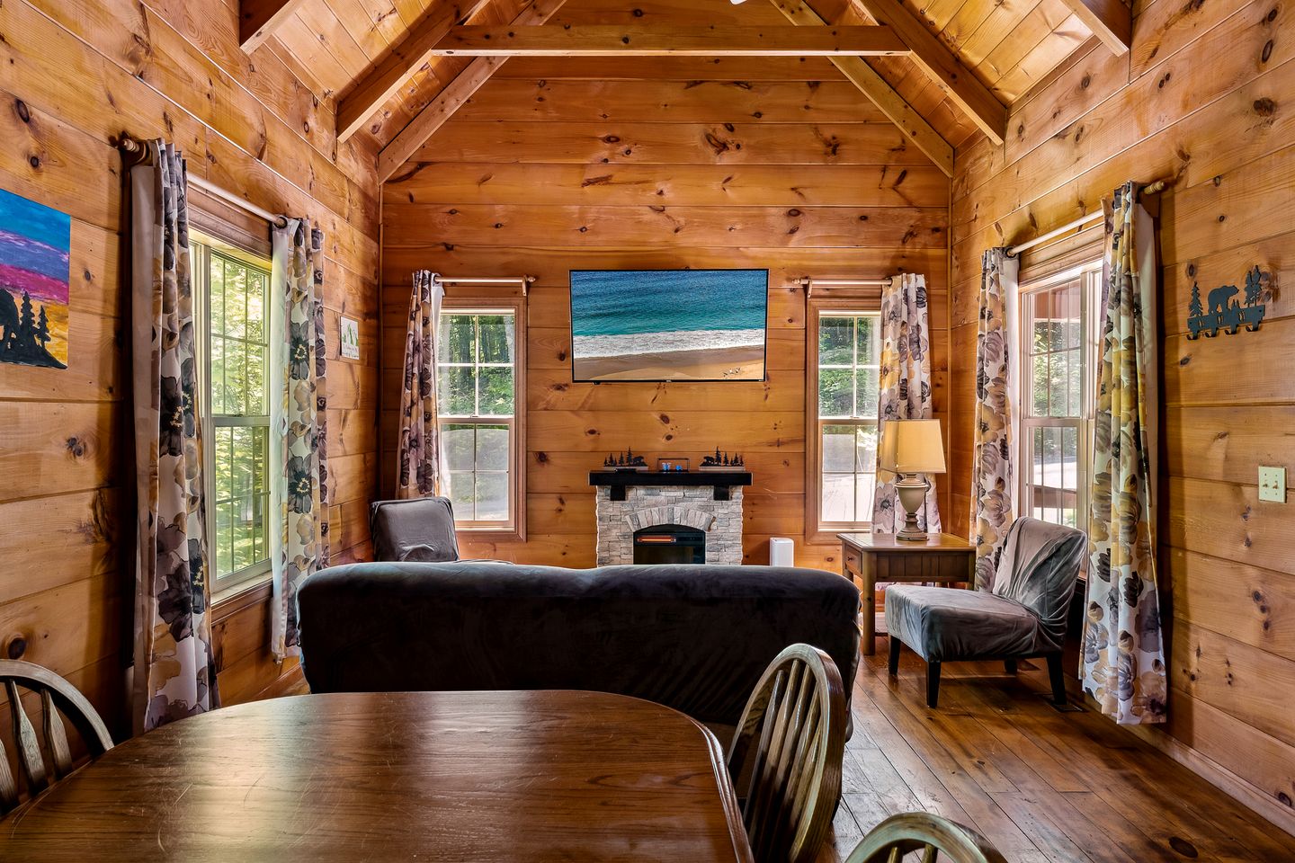 Fantastic Cabin with Hot-Tub Perfect for a Getaway in Sevierville, Tennessee
