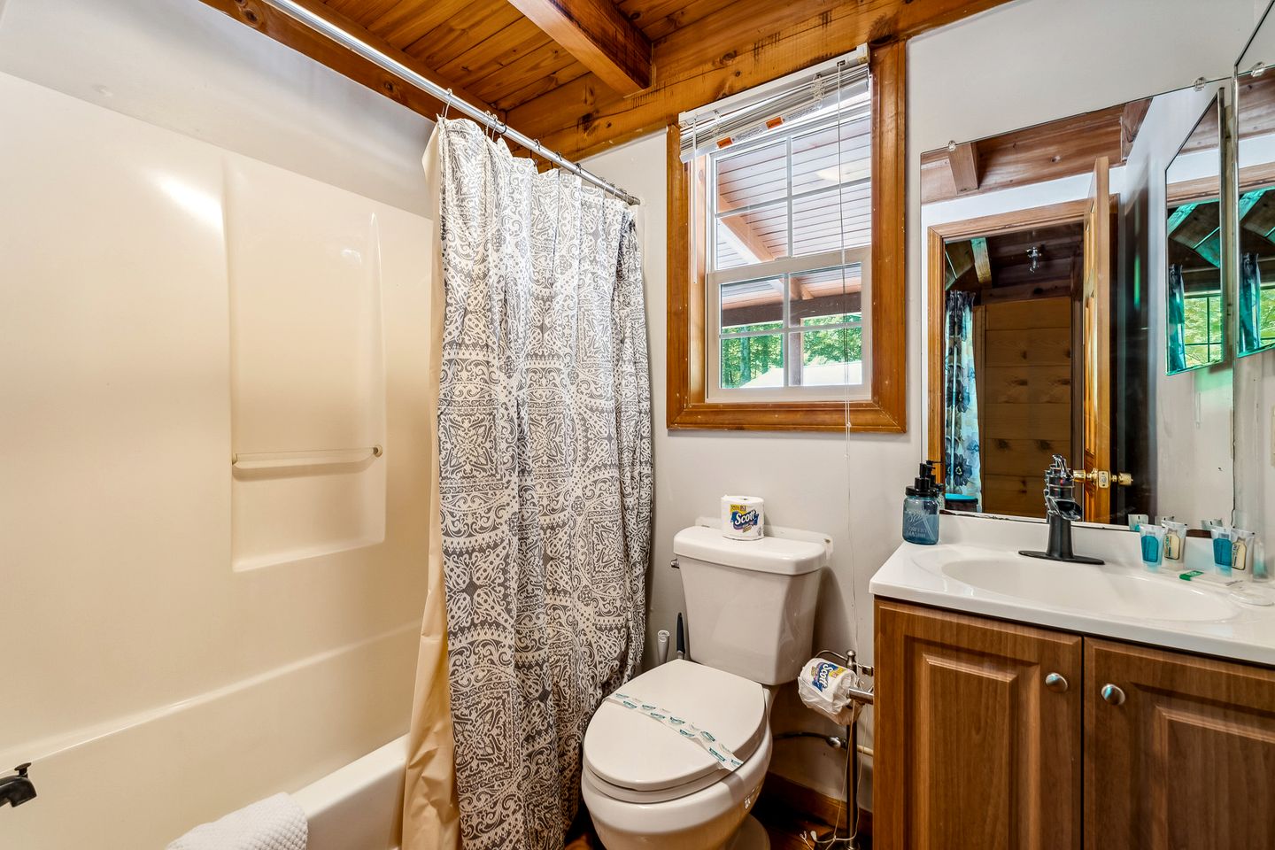 Fantastic Cabin with Hot-Tub Perfect for a Getaway in Sevierville, Tennessee