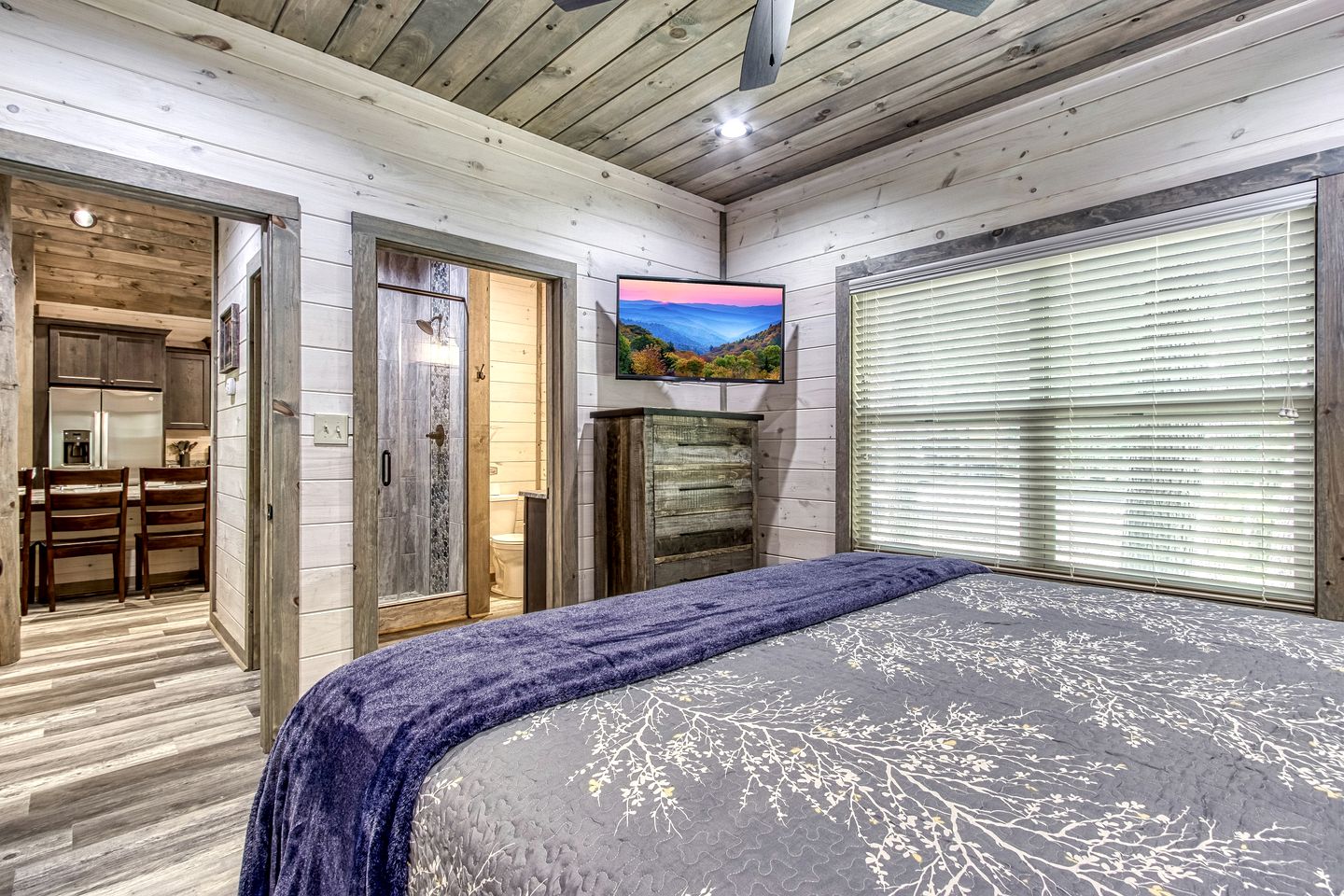 Fantastic Cabin Nestled Amidst Trees and Hot-tub Provided in Sevierville, Tennessee