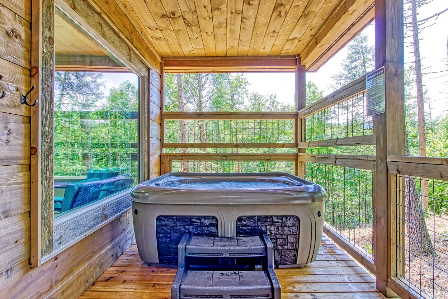 Fantastic Cabin Nestled Amidst Trees and Hot-tub Provided in Sevierville, Tennessee