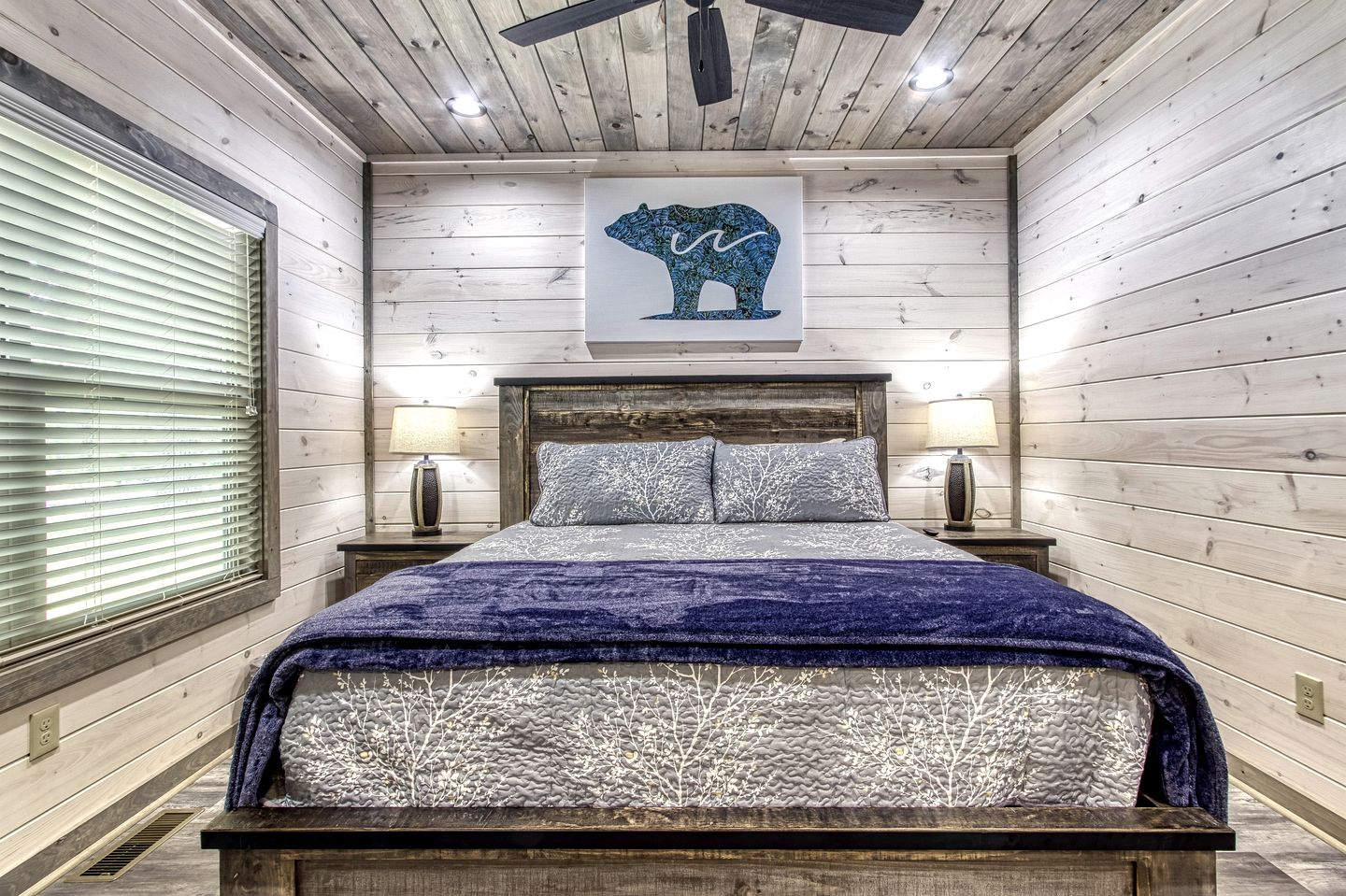 Fantastic Cabin Nestled Amidst Trees and Hot-tub Provided in Sevierville, Tennessee