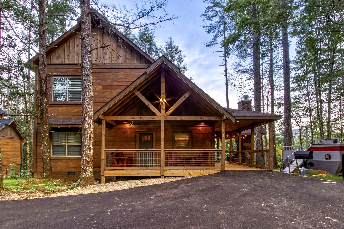 Fantastic Cabin Nestled Amidst Trees and Hot-tub Provided in Sevierville, Tennessee