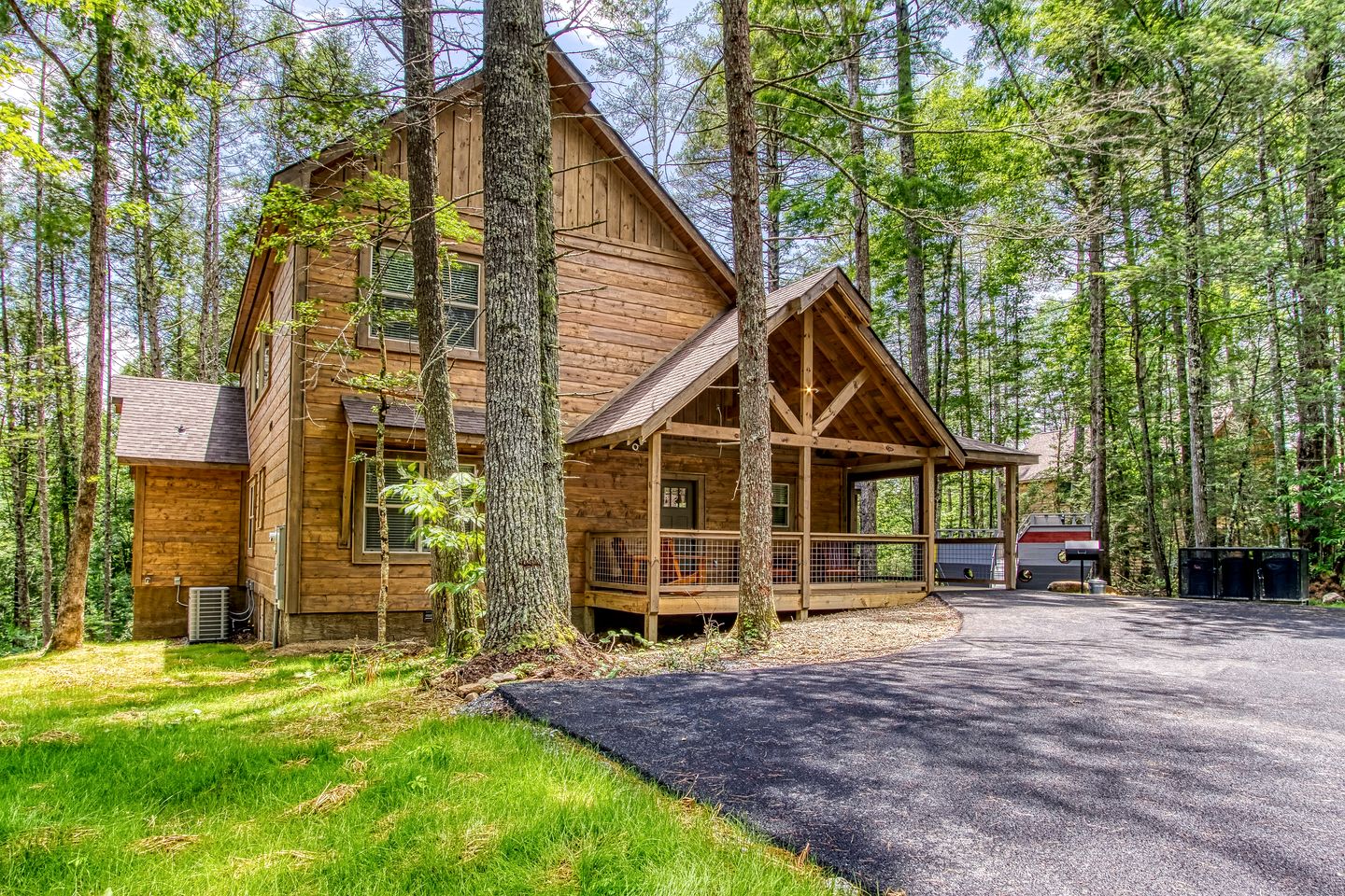 Fantastic Cabin Nestled Amidst Trees and Hot-tub Provided in Sevierville, Tennessee