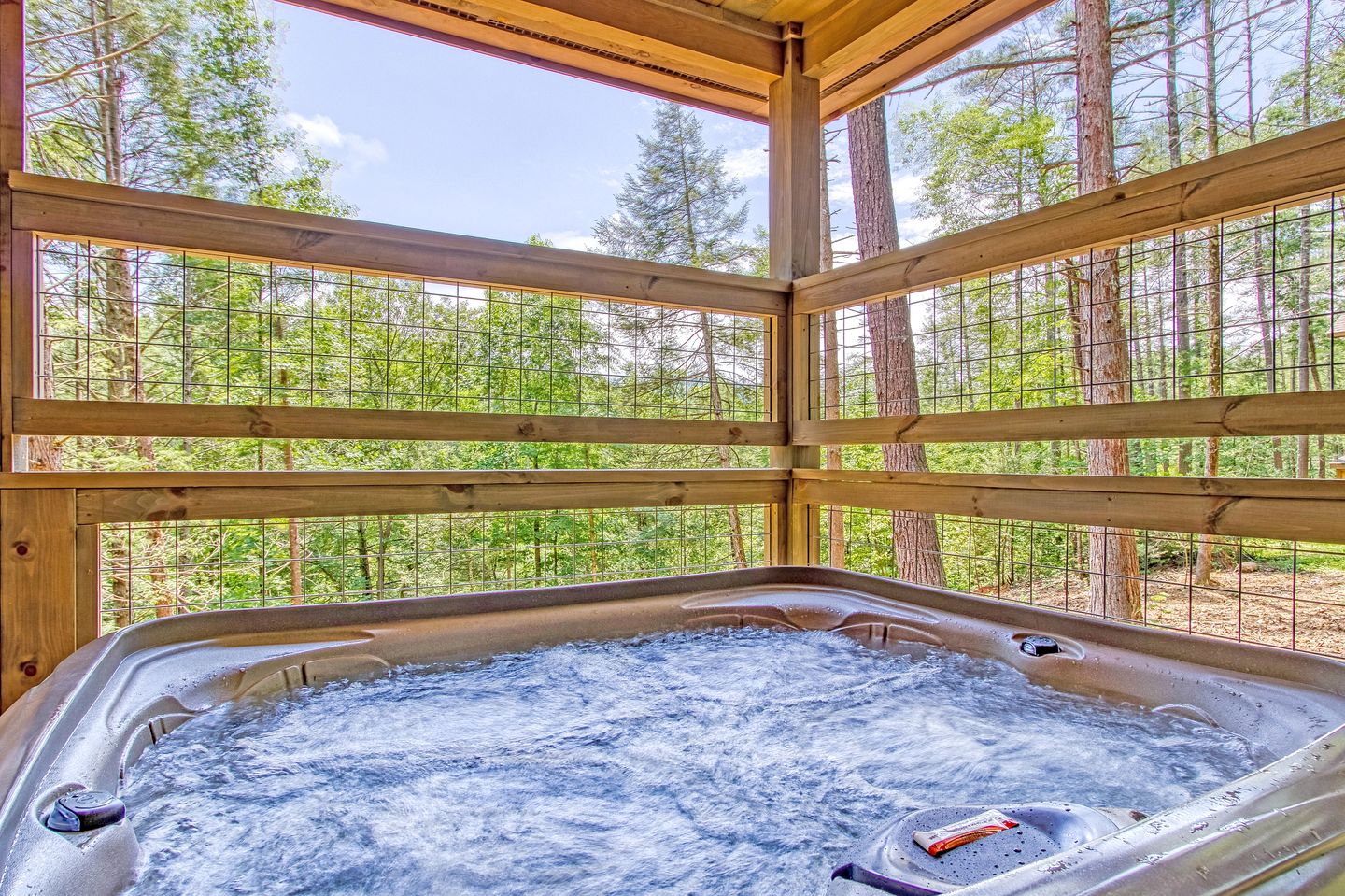 Fantastic Cabin Nestled Amidst Trees and Hot-tub Provided in Sevierville, Tennessee