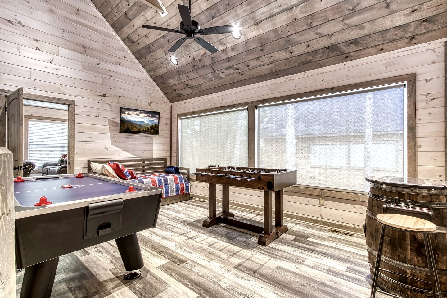 Fantastic Cabin Nestled Amidst Trees and Hot-tub Provided in Sevierville, Tennessee