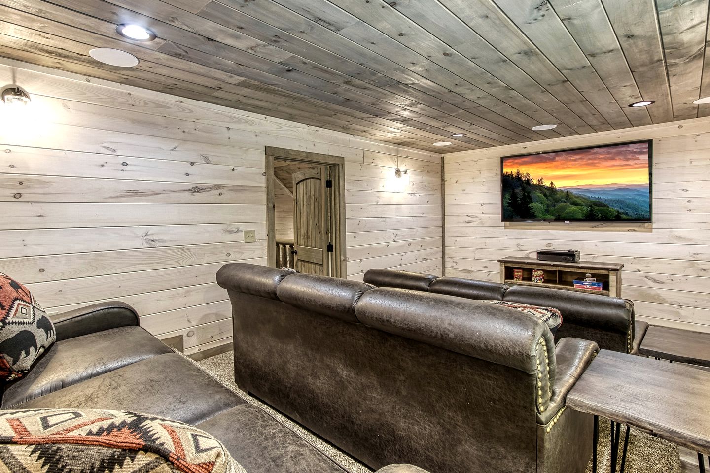 Fantastic Cabin Nestled Amidst Trees and Hot-tub Provided in Sevierville, Tennessee