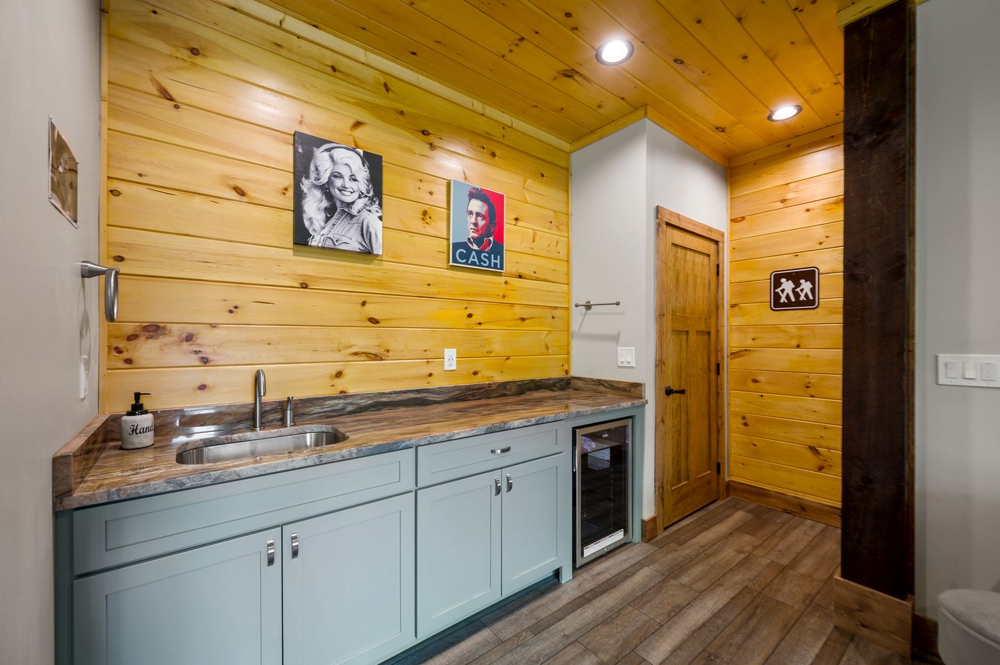 Fantastic Cabin with Pool Table and Games in Gartlinburg, Tennessee