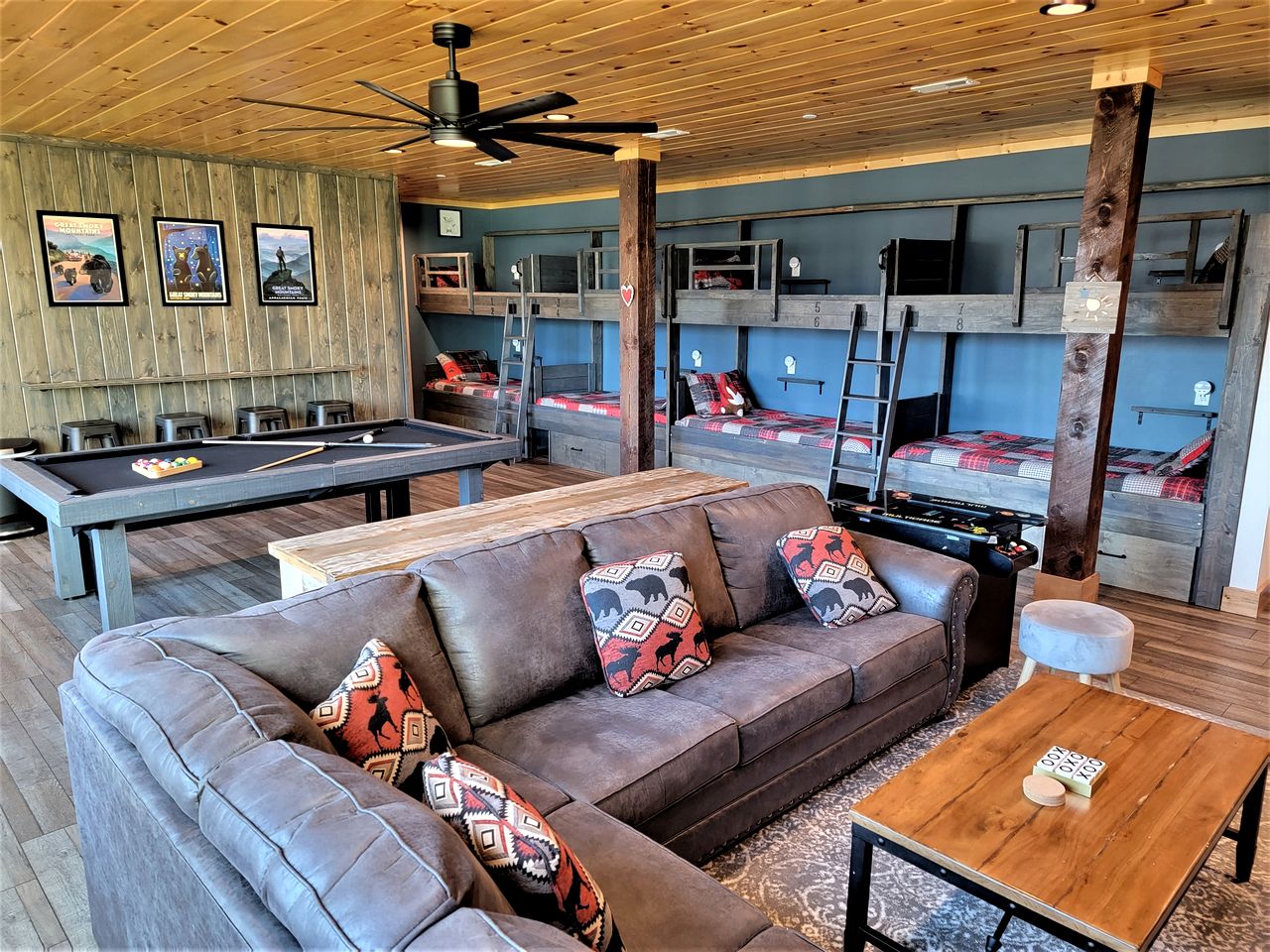 Fantastic Cabin with Pool Table and Games in Gartlinburg, Tennessee