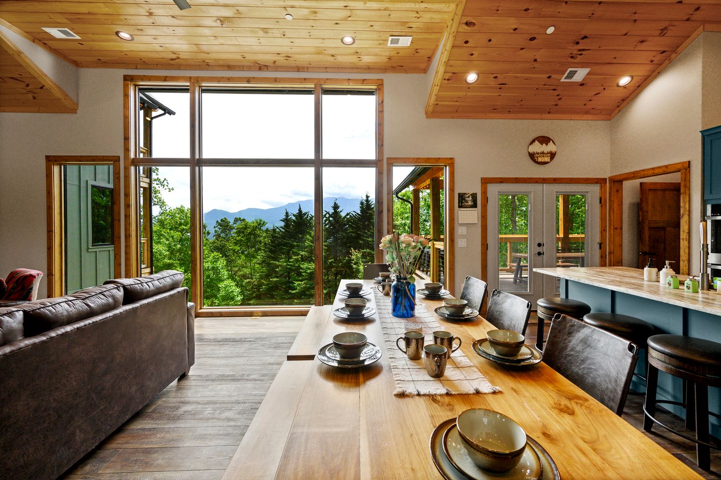 Fantastic Cabin with Pool Table and Games in Gartlinburg, Tennessee