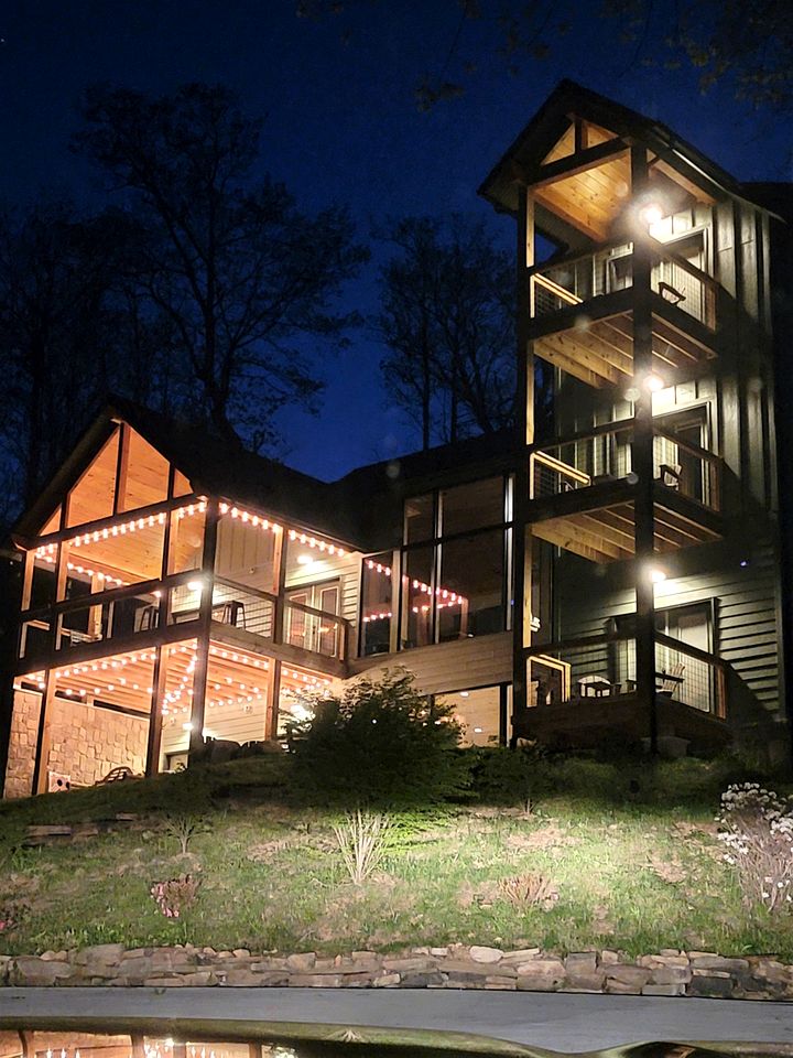 Fantastic Cabin with Pool Table and Games in Gartlinburg, Tennessee