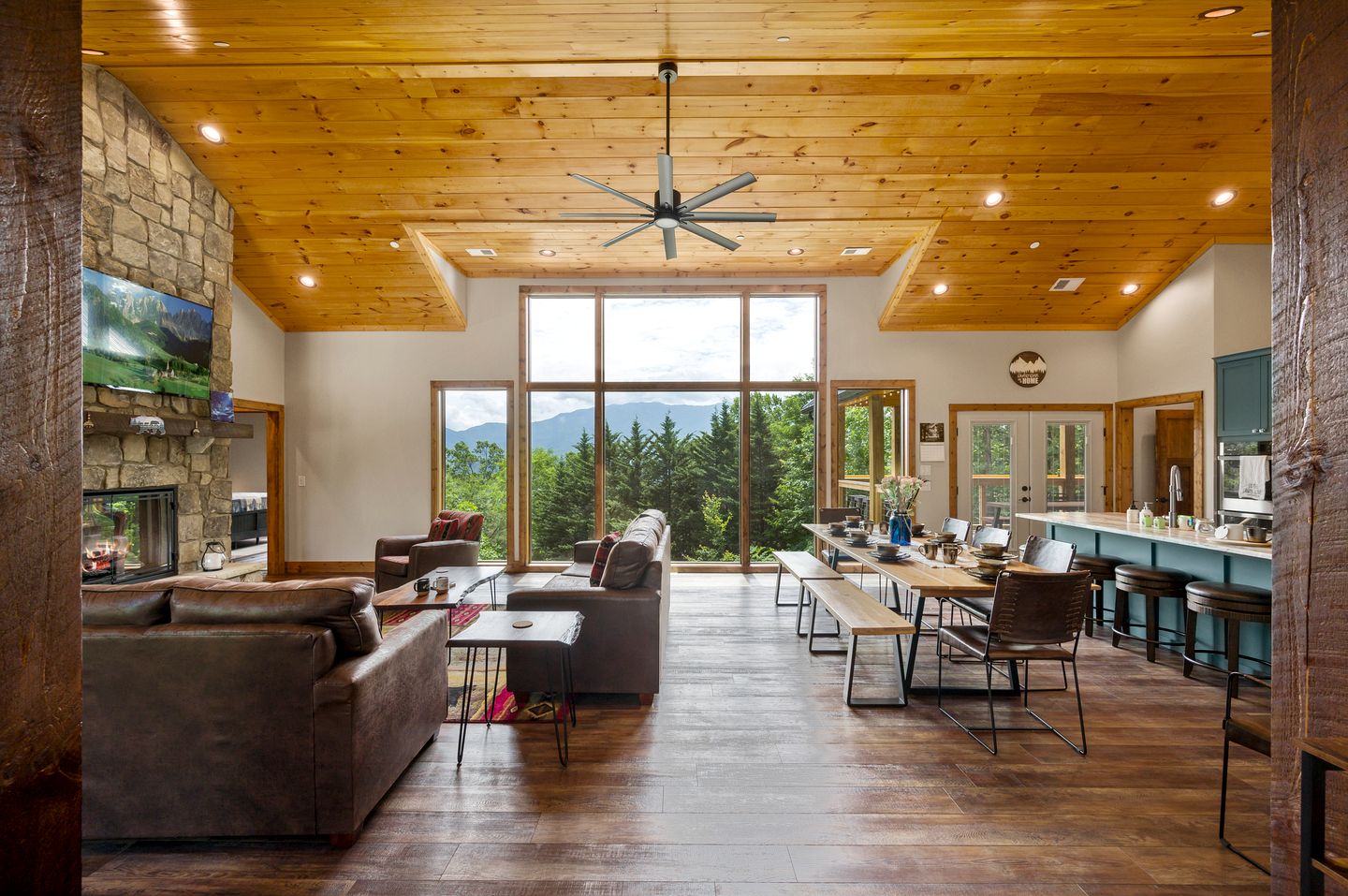 Fantastic Cabin with Pool Table and Games in Gartlinburg, Tennessee