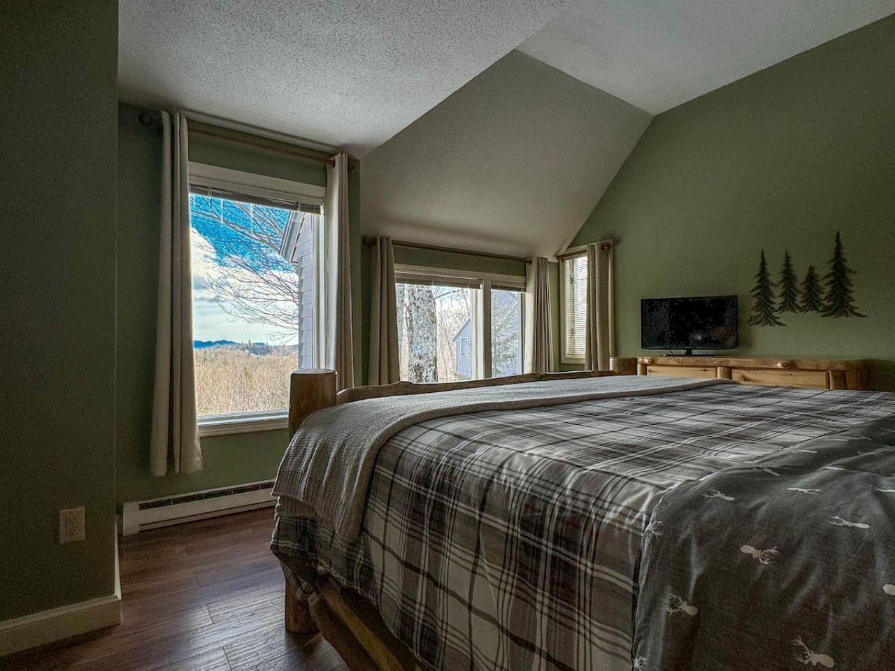 Fantastic Cabin with Pool Table and Gorgeous Views in Bartlett, New Hampshire