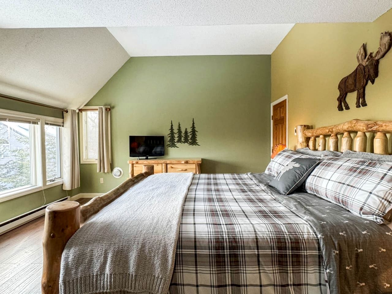 Fantastic Cabin with Pool Table and Gorgeous Views in Bartlett, New Hampshire