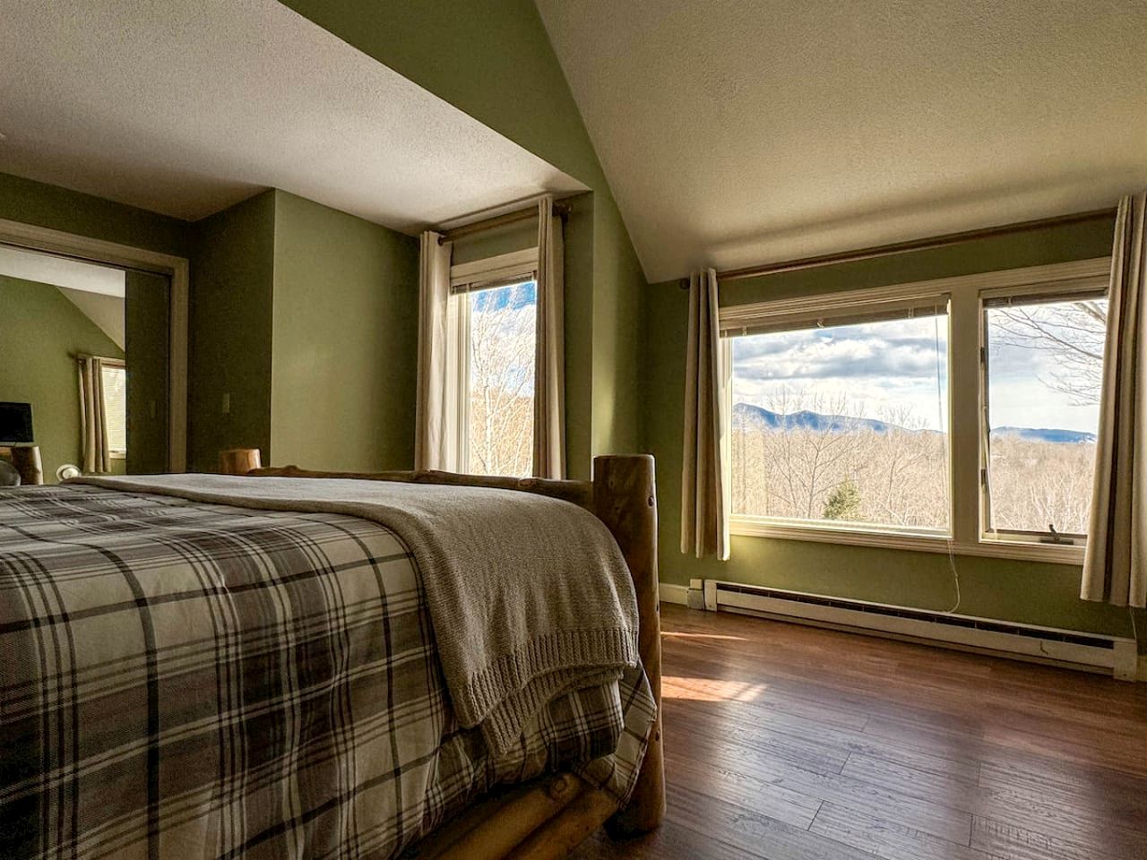 Fantastic Cabin with Pool Table and Gorgeous Views in Bartlett, New Hampshire