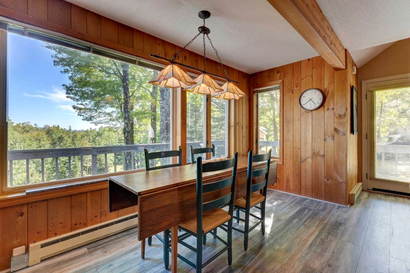 Fantastic Cabin with Pool Table and Gorgeous Views in Bartlett, New Hampshire