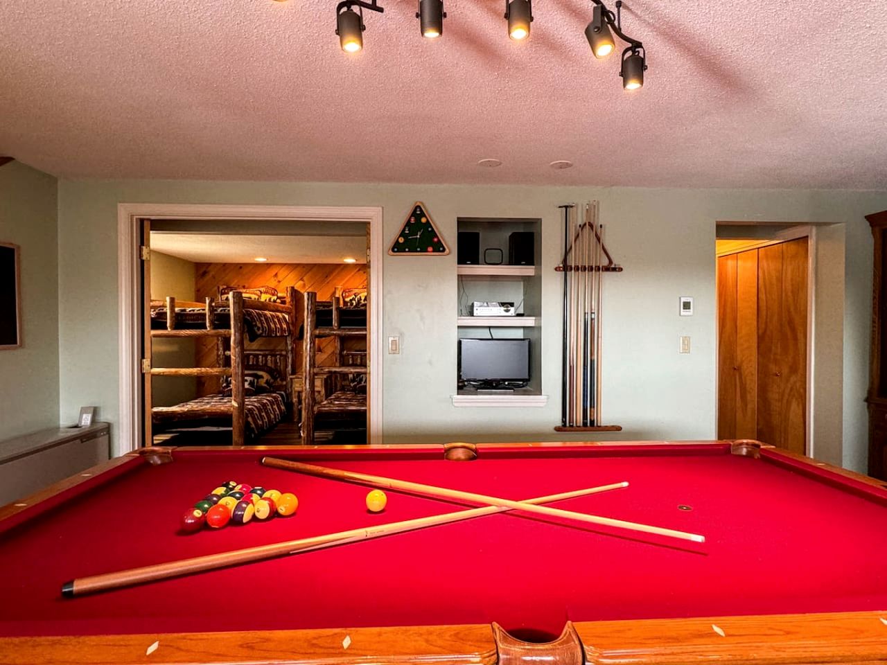Fantastic Cabin with Pool Table and Gorgeous Views in Bartlett, New Hampshire