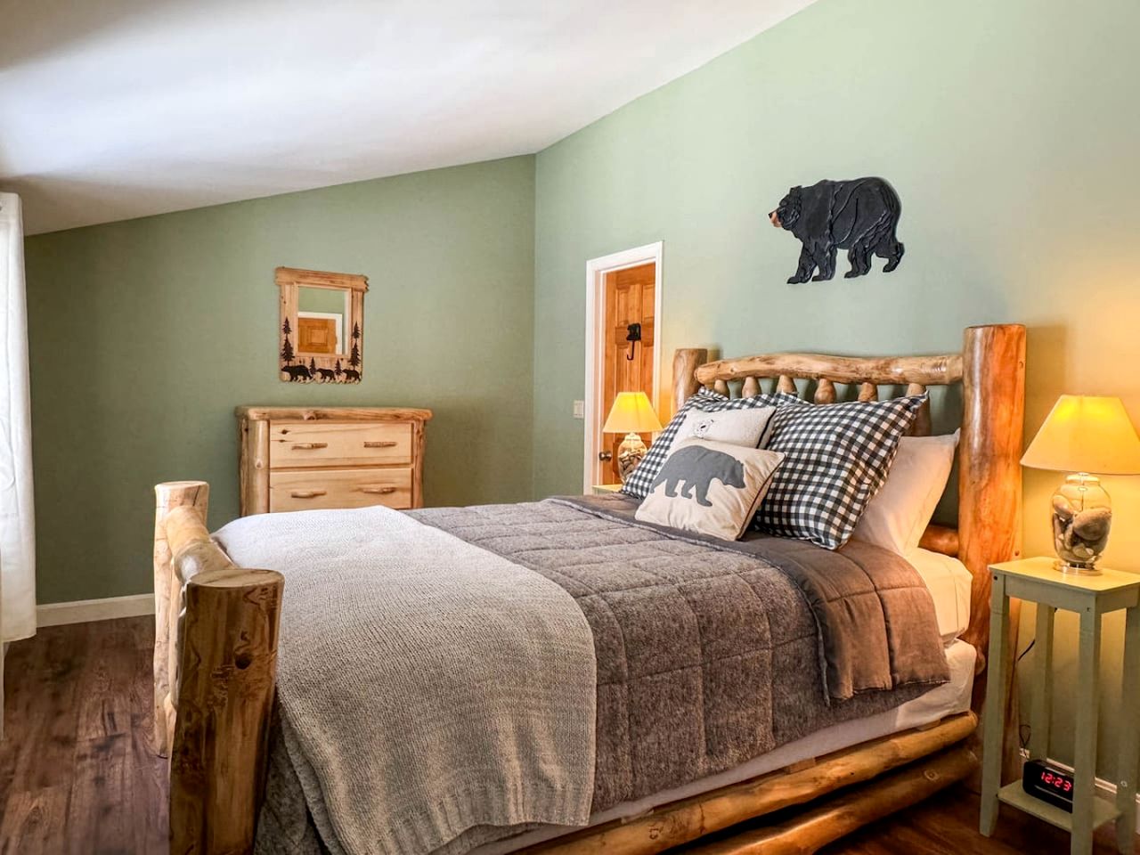 Fantastic Cabin with Pool Table and Gorgeous Views in Bartlett, New Hampshire