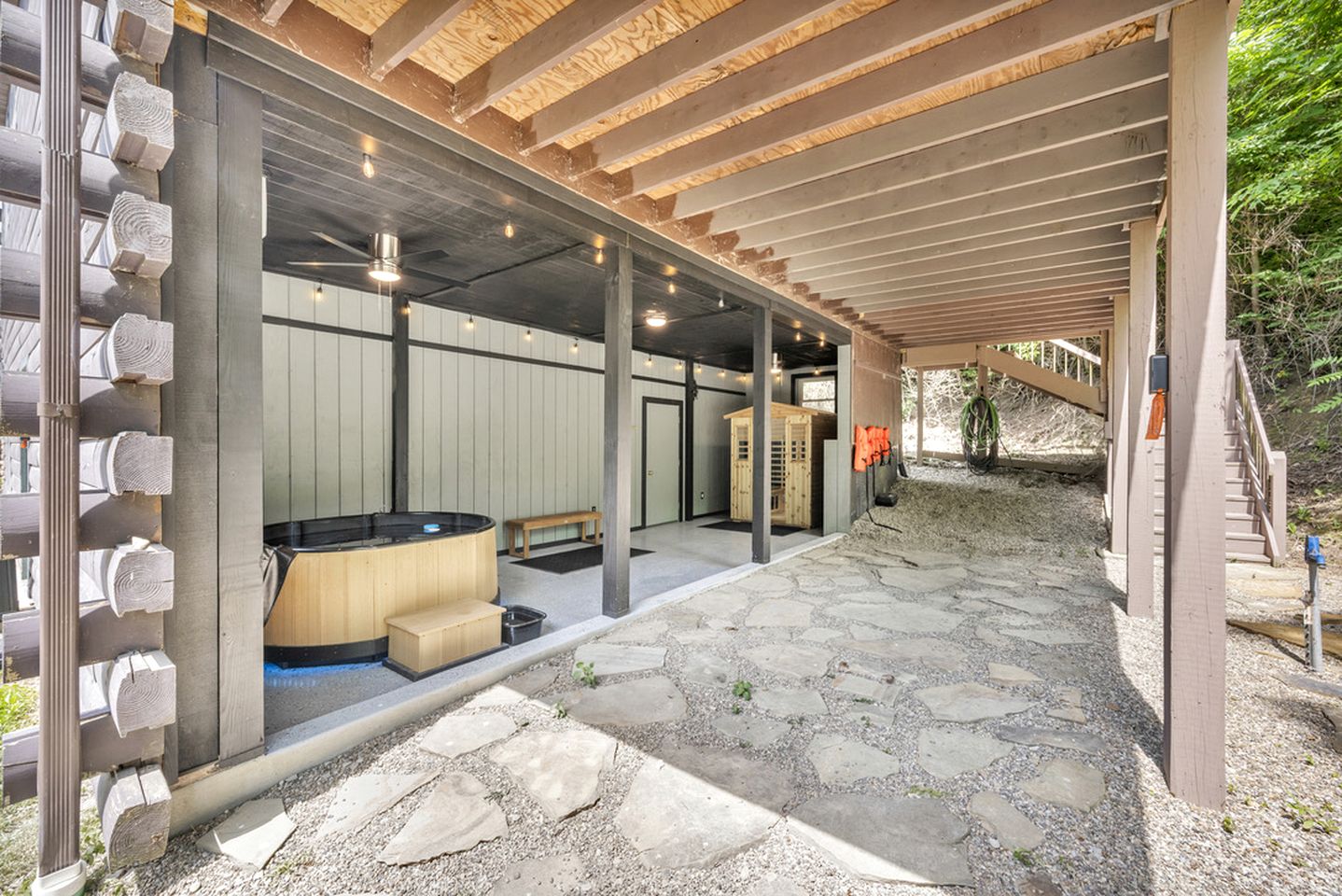 Fantastic Cabin with Private Cinema, Hot-tub and Fireplace in Sarahsville, Ohio