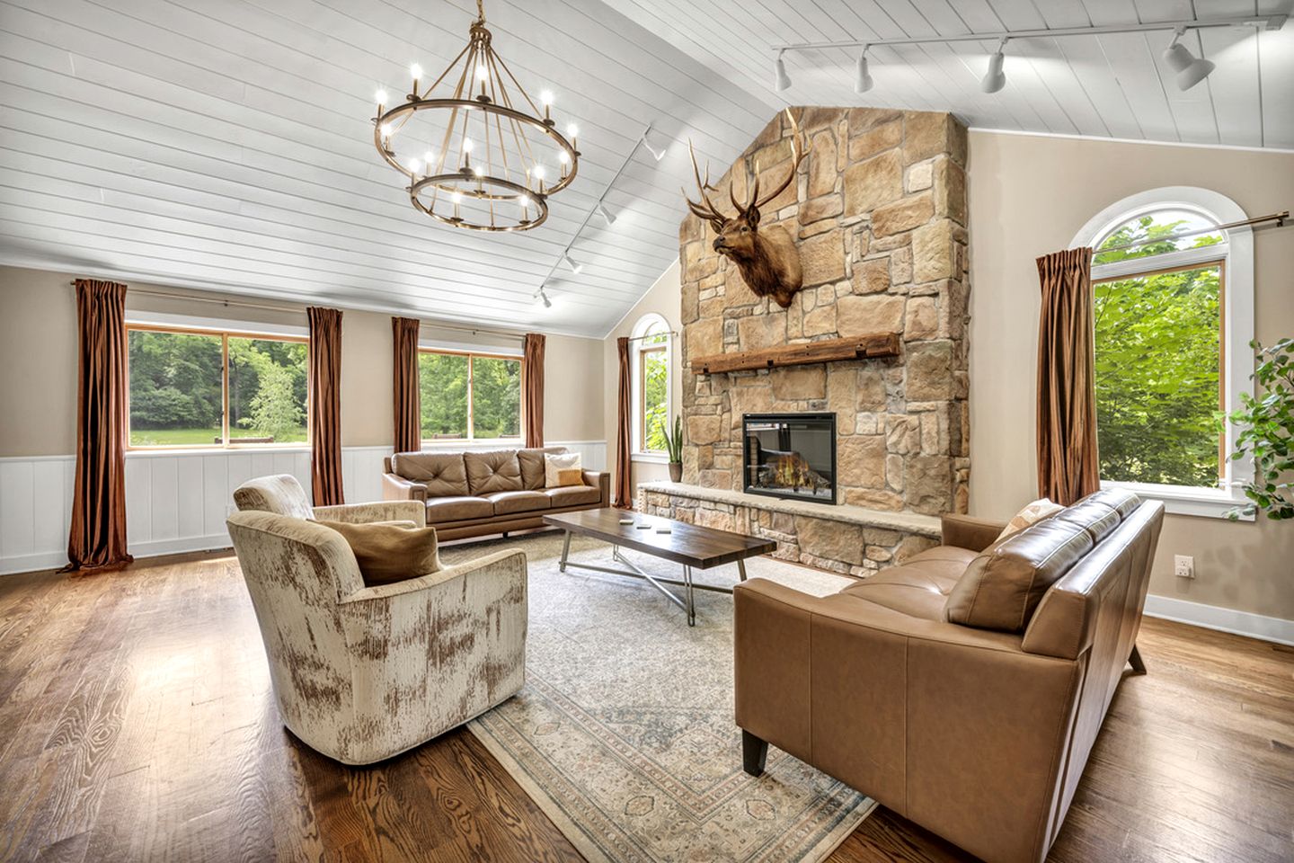 Fantastic Cabin with Private Cinema, Hot-tub and Fireplace in Sarahsville, Ohio