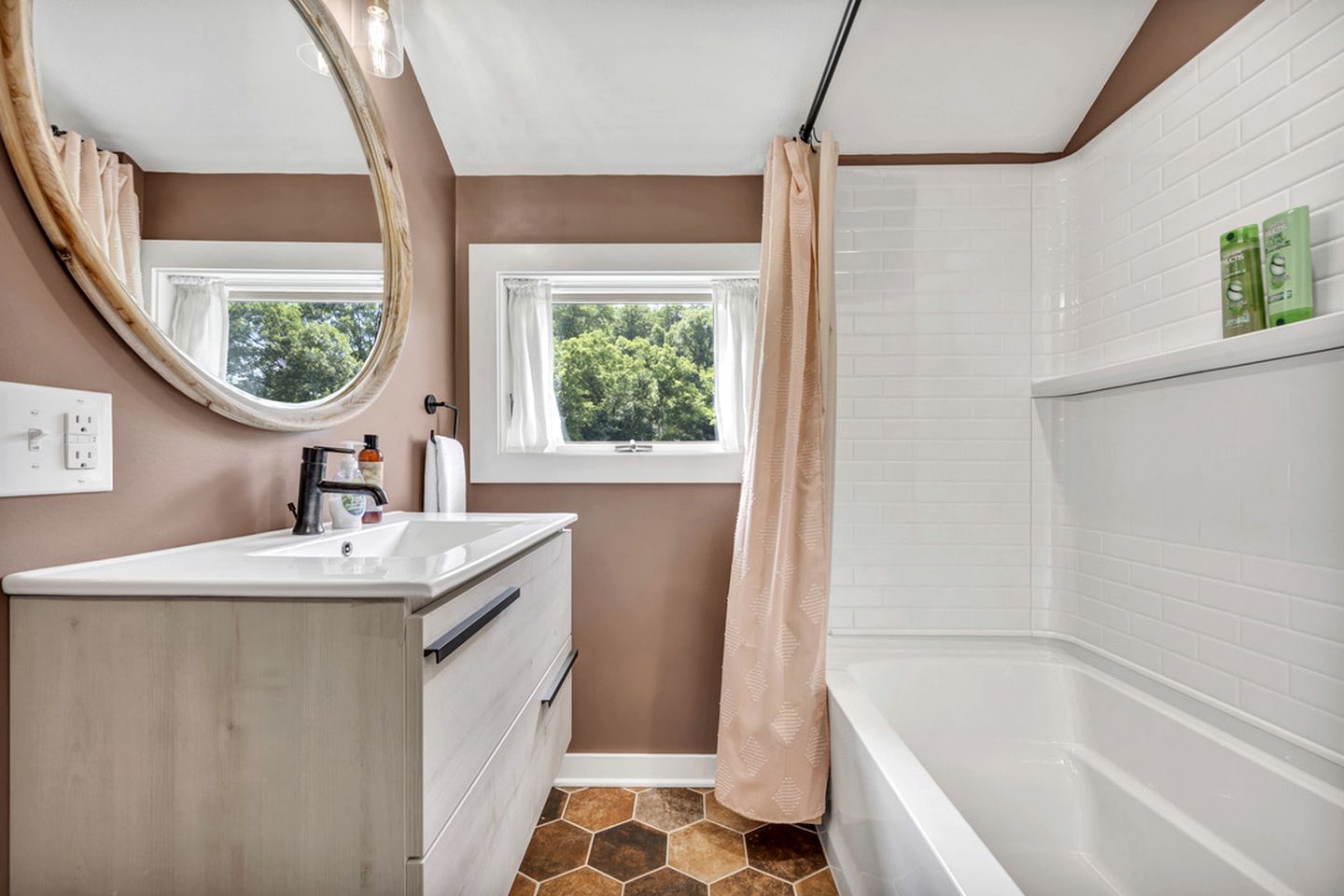 Fantastic Cabin with Private Cinema, Hot-tub and Fireplace in Sarahsville, Ohio