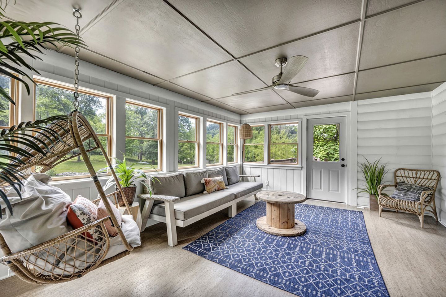 Fantastic Cabin with Private Cinema, Hot-tub and Fireplace in Sarahsville, Ohio