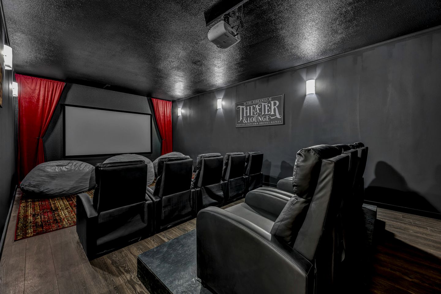 Fantastic Cabin with Private Cinema, Hot-tub and Fireplace in Sarahsville, Ohio