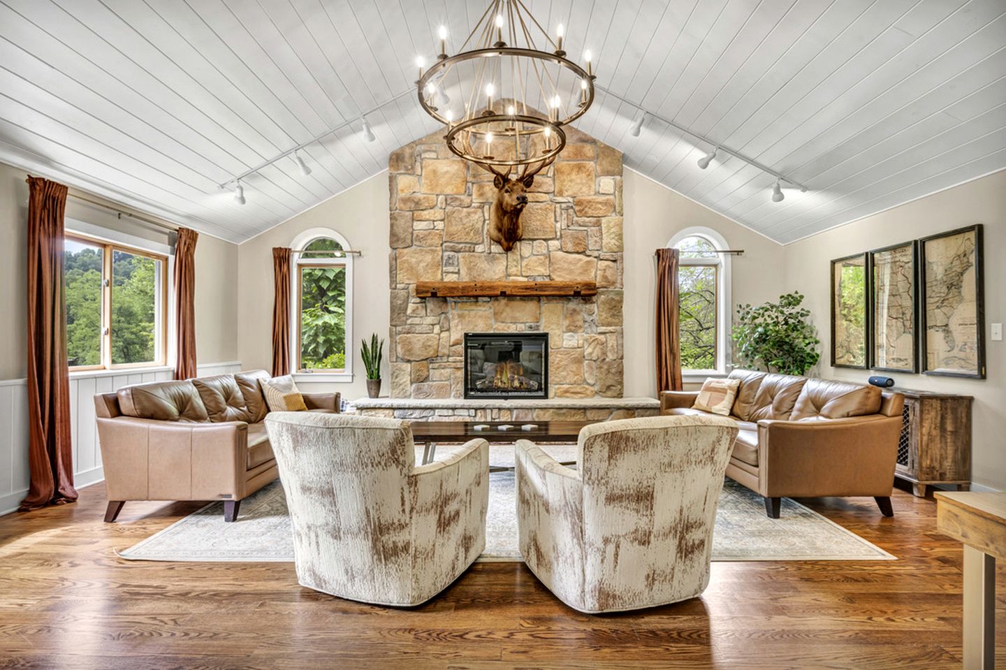 Fantastic Cabin with Private Cinema, Hot-tub and Fireplace in Sarahsville, Ohio