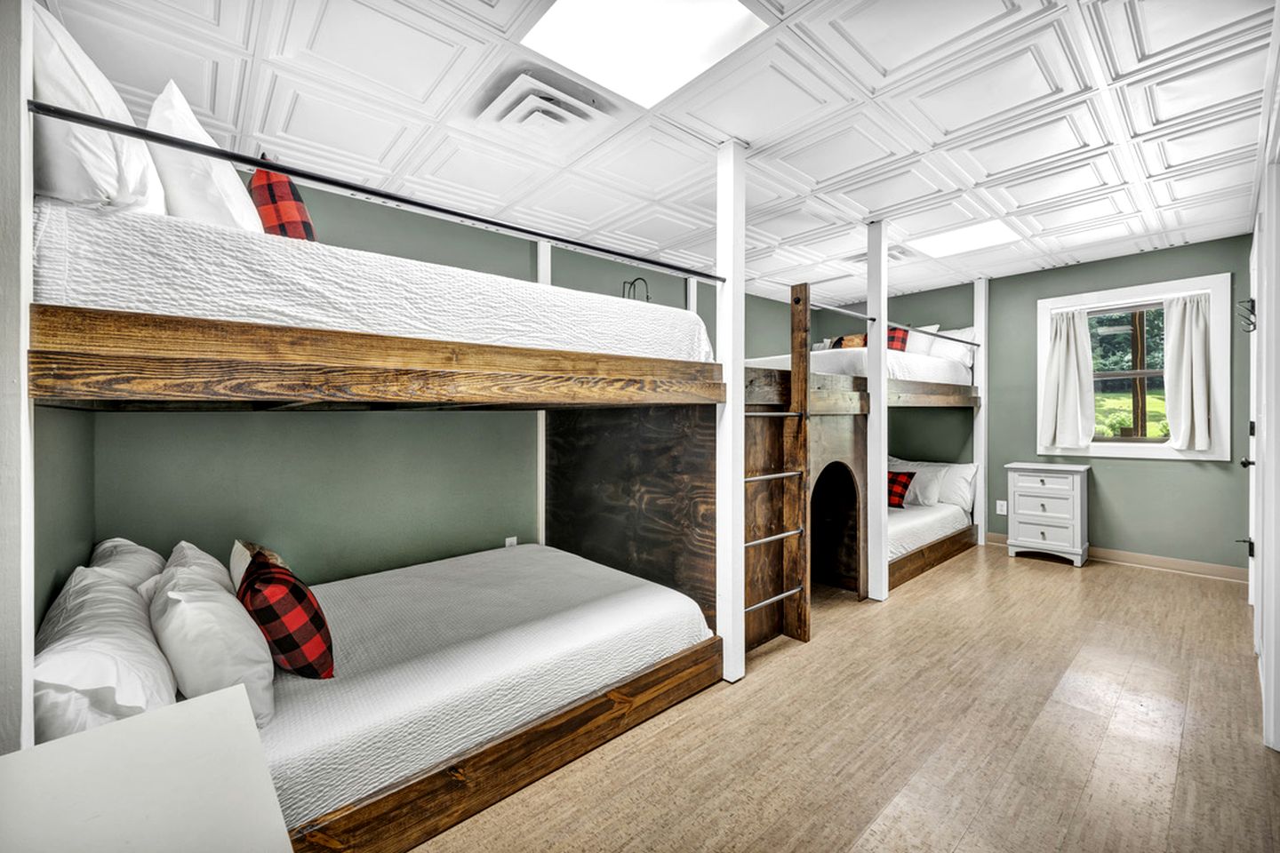 Fantastic Cabin with Private Cinema, Hot-tub and Fireplace in Sarahsville, Ohio