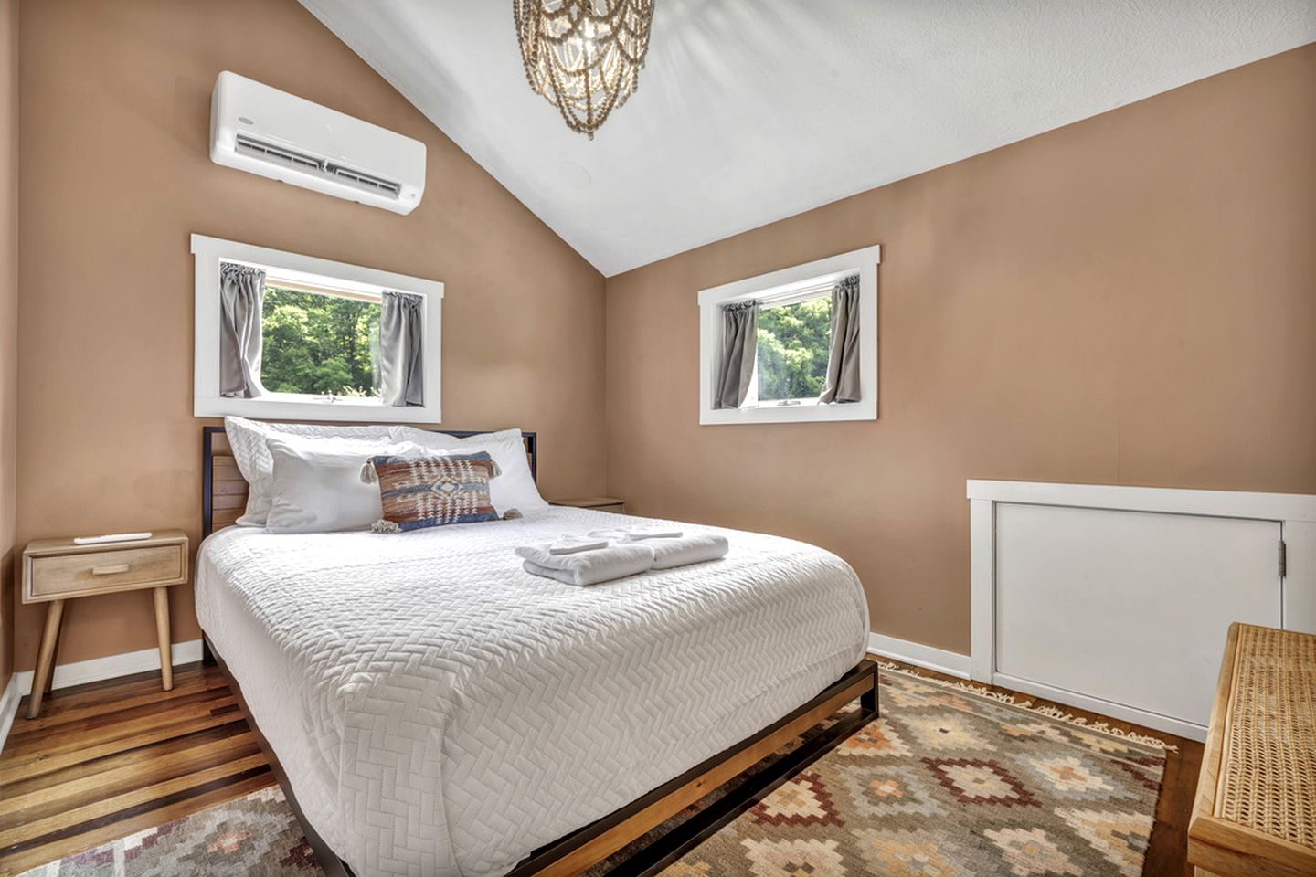 Fantastic Cabin with Private Cinema, Hot-tub and Fireplace in Sarahsville, Ohio