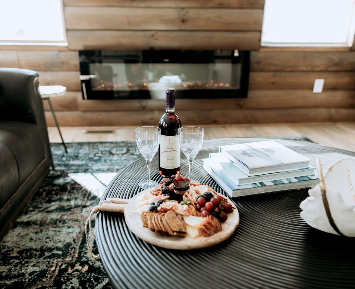 Fantastic Cabin with Private Cinema, Hot-tub and Fireplace in Sarahsville, Ohio