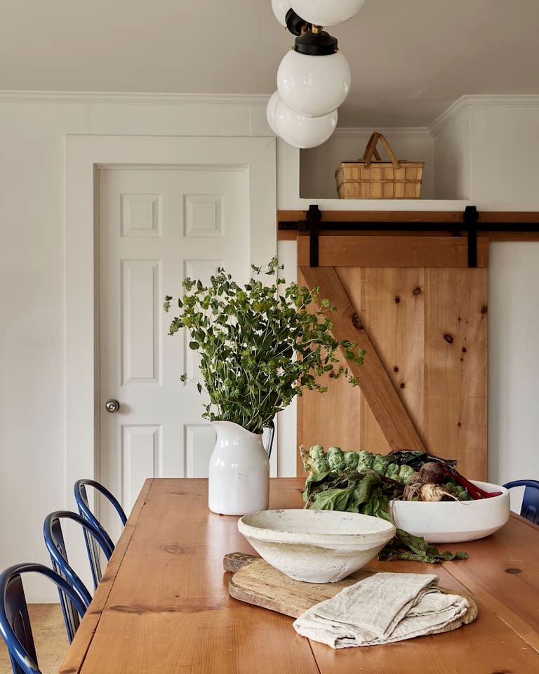 Fantastic Countryside Cottage with Cozy Design Interior, Deck and Fire Pit in Ontario